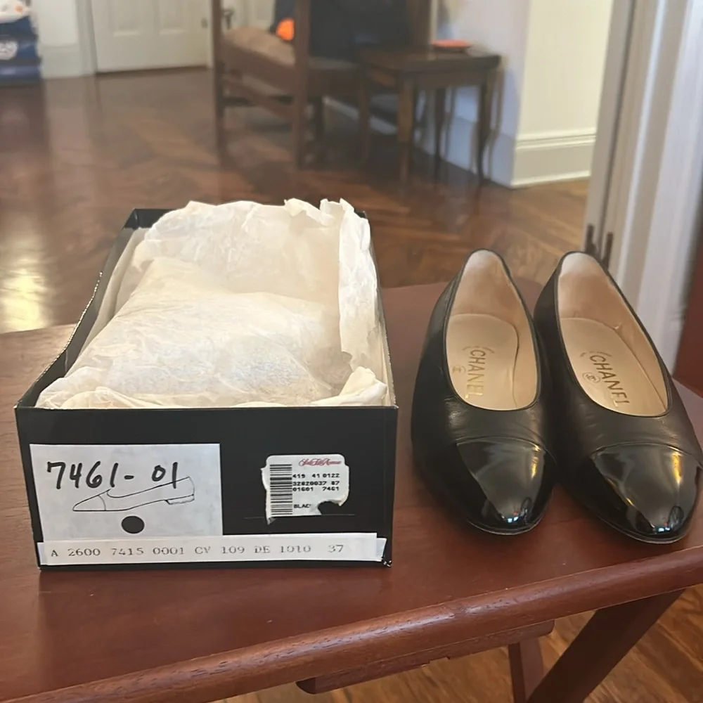 Vintage Chanel Flats with patent leather toe - Picture 5 of 6